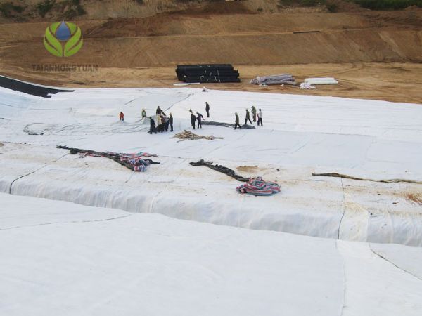 what are the differences between the GCL and the geomembrane?
